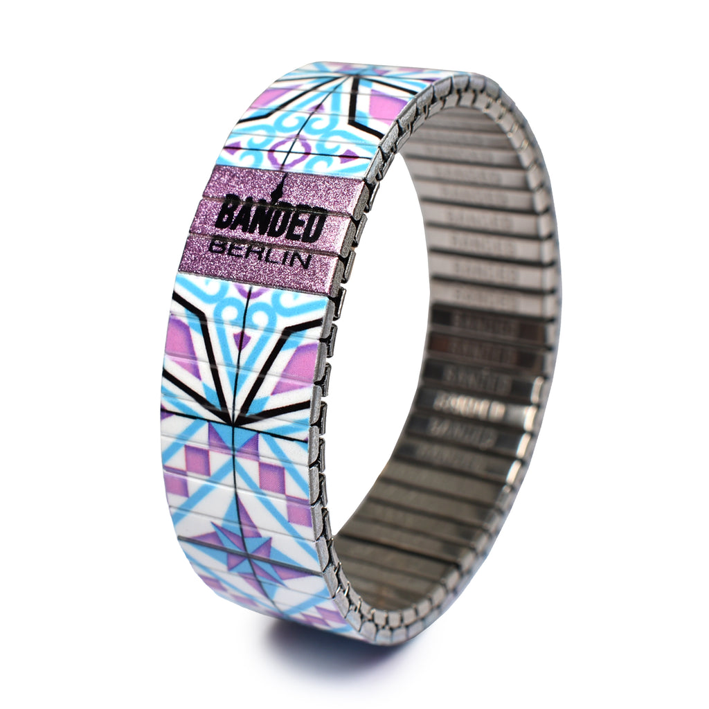 © 2024 Banded Bracelets. AZULEJO - El Portet - 18mm Classic Finish - Unsere "Azulejos"-Kollektion ist von der reichen Tradition der Azulejo-Fliesen der iberischen Halbinsel inspiriert und fängt die vielseitigen, geometrischen Muster und leuchtenden Farben der berühmten Keramikfliesen ein.