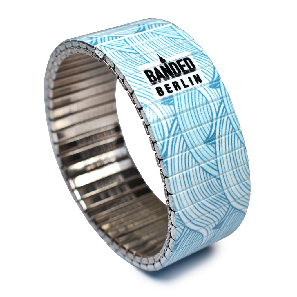 Nazarene - 23mm Classic Finish  Dieses klassische Wellenmuster ist inspiriert durch das traditionelle, japanische "Moku Hanga" Holzschnitt-Design. © 2024 Banded Bracelets.