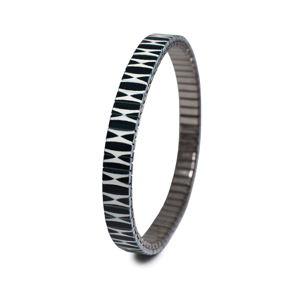 Ovals 6mm - Classic  Weil weniger, manchmal einfach mehr ist. Reduziert auf das ästhetische Minimum, lässt Dich unser Armband in tiefem Schwarz und Silber leuchten, ohne sich in den Vordergrund zu drängen. Ein toller Begleiter für jeden Tag!