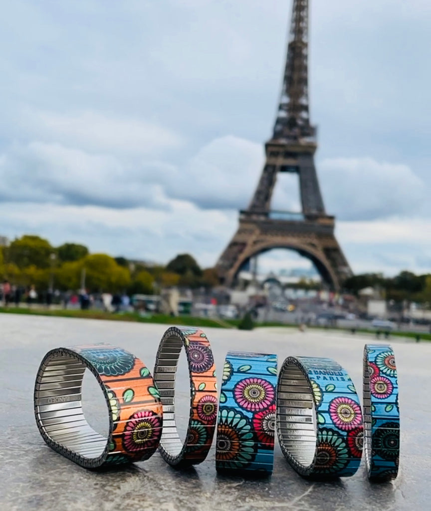 Flora Atomica - Le Train Bleu - 10mm - Metallic Finish  Ein Strauß in den Farben von Paris mit einem funkelnden himmelblauen Hintergrund. Eine Hommage an die Dekadenz eines unserer beliebtesten Gourmet-Stopps im Gare de Lyon.