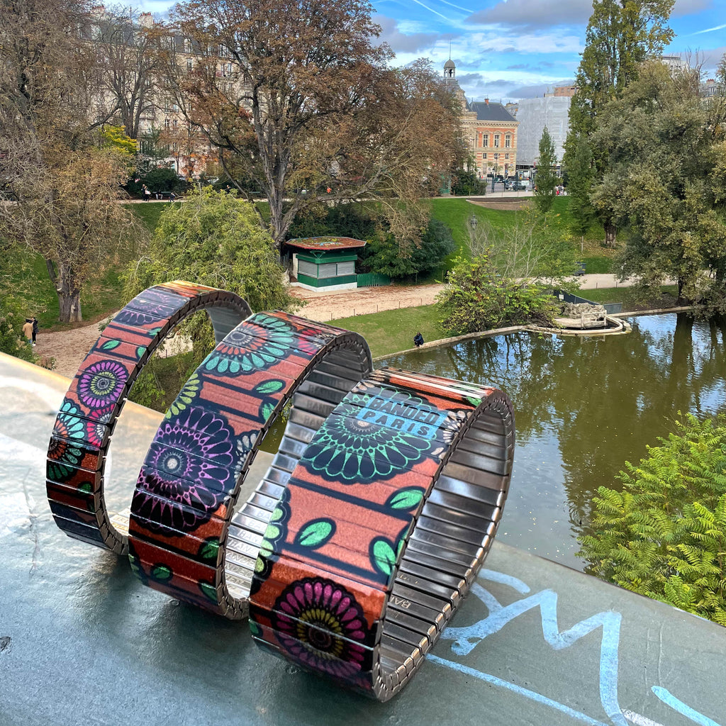 Flora Atomica - Jardin de Tulipes - 23mm - Metallic Finish  Ein Strauß in Pariser Farben mit einem funkelnden Hintergrund in Orange. Eine Hommage an unseren Lieblingspark im Herzen von Paris, den Parc des Buttes-Chaumont.