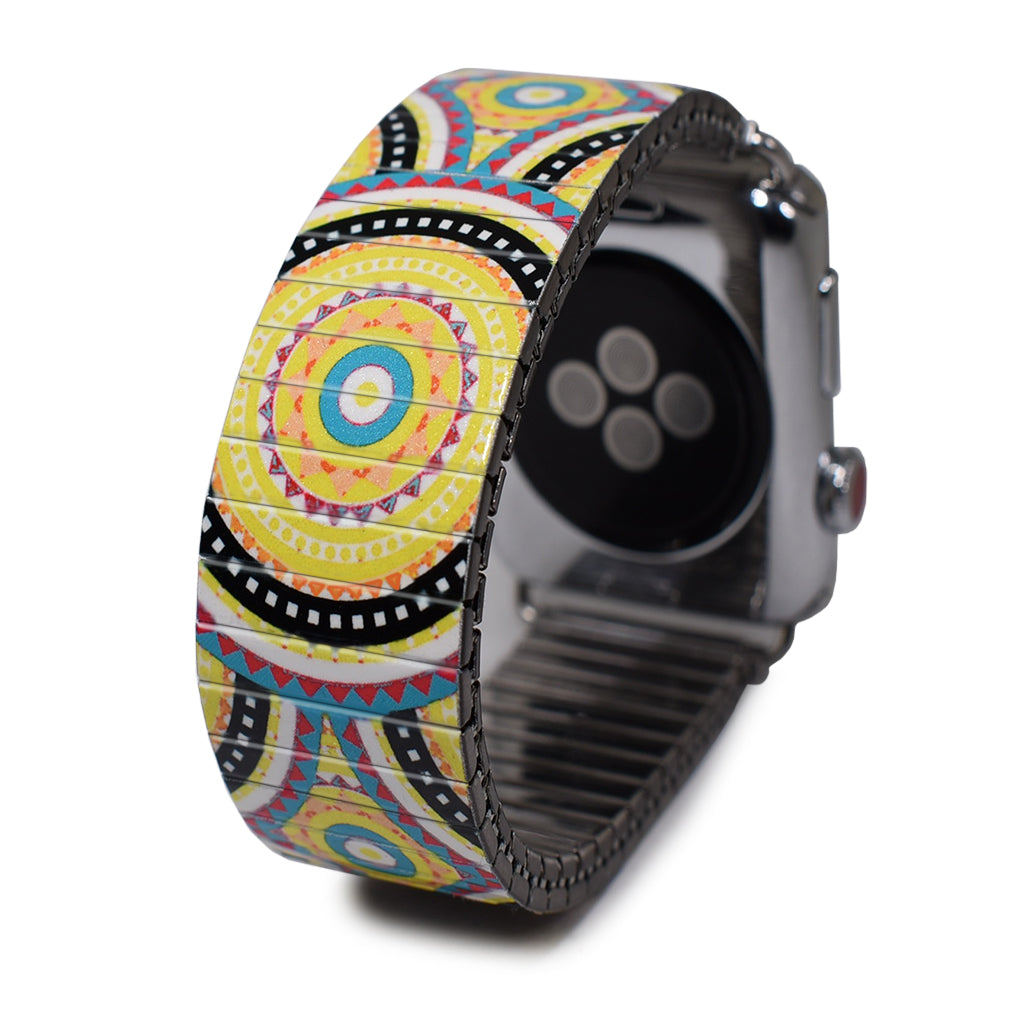 Caribbean Tile - Pineapple Express Banded for Apple-watch Classic Finish Schlender mit uns über die bunten Märkte von St. Johns und lass dich in den Tag hineintreiben, während die gelbe Sonne dein Gesicht küsst. Ein echter Frische-Kick für dein Handgelenk!  © 2021, banded berlin     Caribbean Tiles Collection Summer 2021 