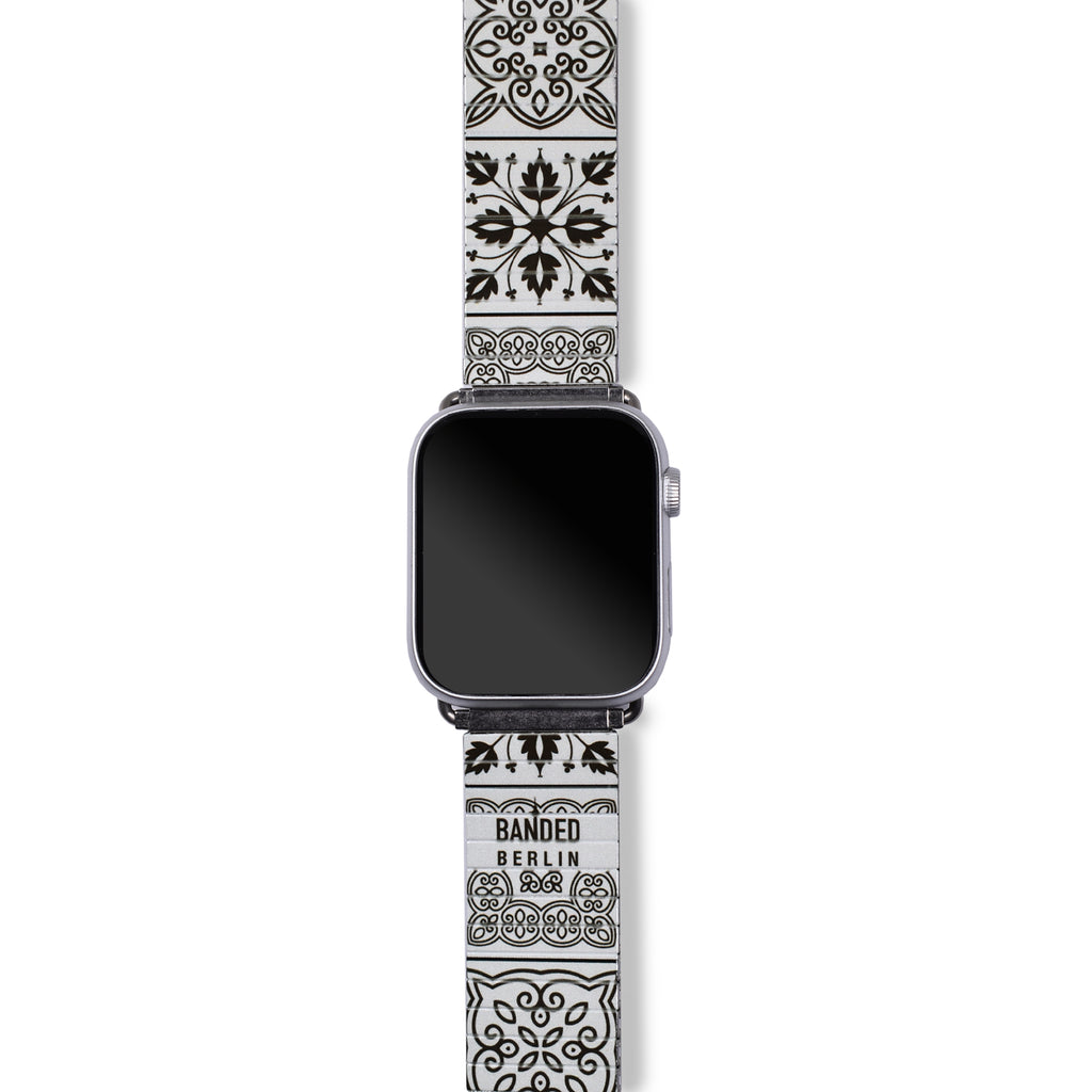 Mediterranean Tile - Porto - Banded for Apple watch - Classic Finish  Unsere lebendigen "AZULEJO BANDEDS" sind inspiriert von den kunstvollen portugiesischen Steinfliesen, welche in wunderbarer Handarbeit gefertigt, hunderte Häuser und Böden schmücken. Wir empfehlen in der Hektik des Alltags ab und zu einen Blick beim Tragen darauf zu werfen und für einen Moment inne zu halten  - beruhigt ungemein!